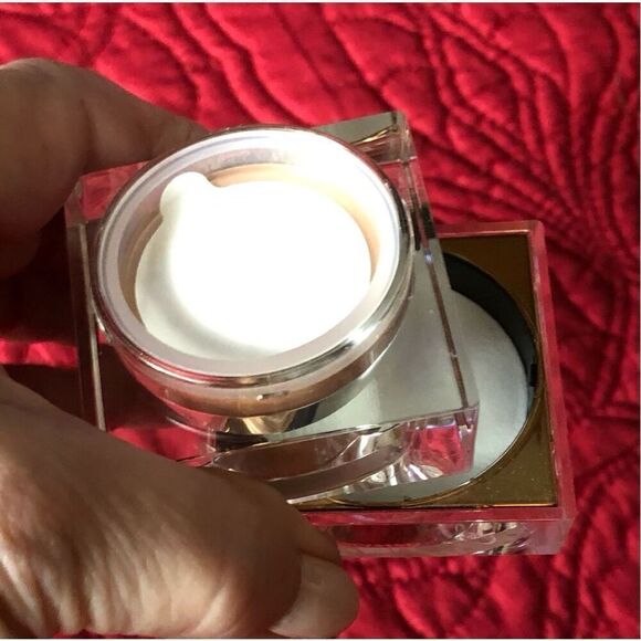BECCA + Chrissy Teigen - NWOT Glow Powder/Loose Highlighter in Cinnamon Sugar - Picture 5 of 15